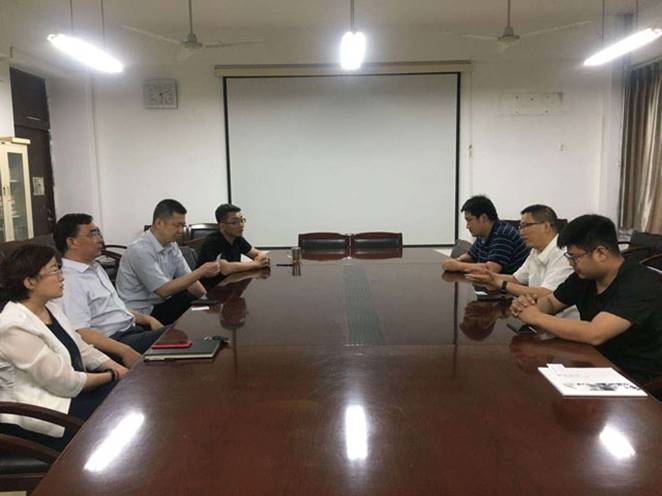 裝飾公司總工姜樹仁及設(shè)計(jì)所負(fù)責(zé)人與山東建筑大學(xué)藝術(shù)學(xué)院院長（左起）薛院長，副院長陳院長，藝術(shù)學(xué)院黨委書記倪院長，黨委副書記李院長。召開校企聯(lián)合交流會(huì)。