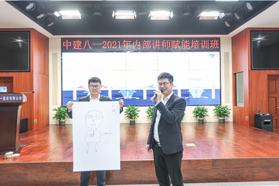 穿著西裝筆挺的男子與配字
描述已自動(dòng)生成,人們站在房間里
描述已自動(dòng)生成